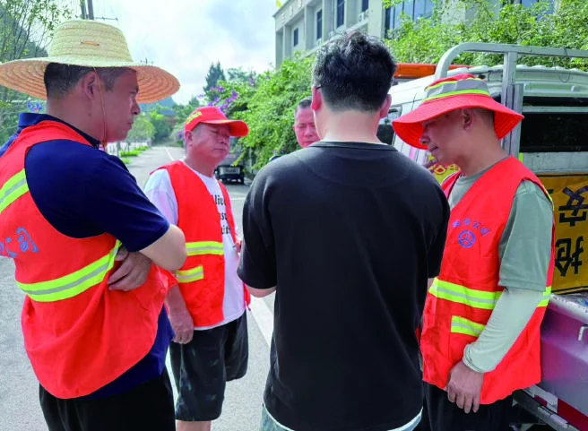 养护团队在道路现场交流巡检工作